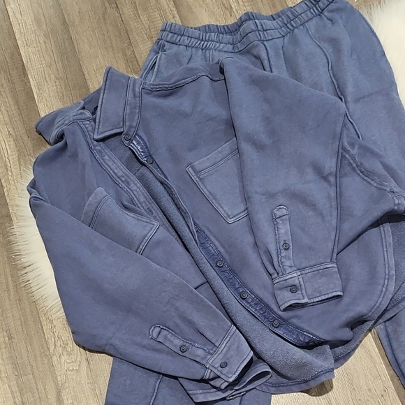 The long shirt is xs and the pants are small. Aerie Textured Blue Lounge Set - Picture 2 of 5
